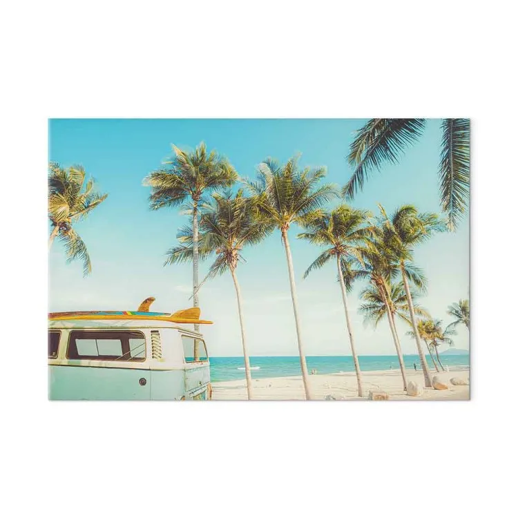 Surfový kemp - dodávka s prkny na tropické pláži